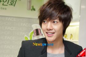 คิมฮยอนจุง (Kim Hyun Joong) บริจาคเงินช่วยทีมฟุตบอลหญิง 23 ล้านวอน!