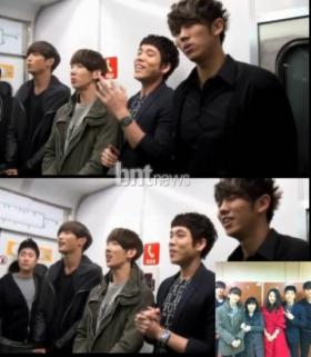 วง 2AM มีการแสดงที่สร้างความประหลาดใจที่รถไฟใต้ดิน?