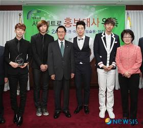 วง 2AM ปฏิบัติหน้าที่ทูตสัมพันธ์ให้กับ Seoul Metro!