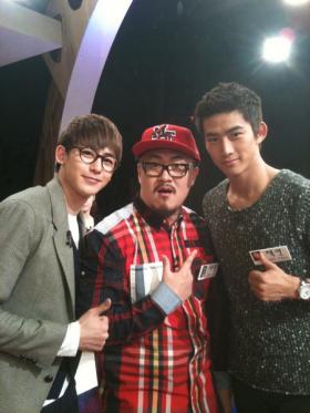 Defconn เปรียบเทียบขนาดศีรษะของเขากับนิชคุณ (Nichkhun) และแทคยอน (Taecyeon) 