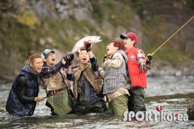 ภาพวง 2PM ที่ไปถ่ายโฆษณาสำหรับ Cass Beer ที่ดูสนุกสนาน!