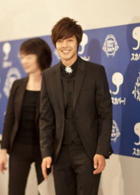 คิมฮยอนจุง (Kim Hyun Joong) คว้ารางวัล Best Dress Award!