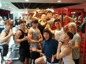 สมาชิกวง 2AM และ 2PM ถ่ายภาพร่วมกัน