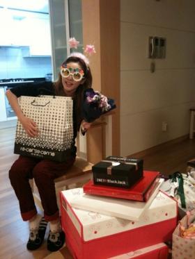 ซานดารา ปาร์ค (Sandara Park) โชว์ของขวัญวันเกิดที่ได้จากสมาชิกในวง