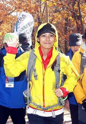 ลีฮโยริ (Lee Hyo Ri) ร่วมกับแฟนๆ ของเธอจำนวน 1,000 คนปีนเขา 