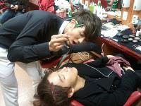 ซีลอง (Seulong) แหย่จุนซู (Junsu) เล่นที่ห้องแต่งตัว?