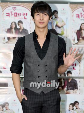 คิมฮยองจุน (Kim Hyung Joon) ให้กำลังใจกับนักเรียนที่เตรียมตัวสอบเอนทรานซ์