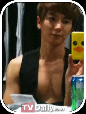 ชาวอินเทอร์เน็ทปิ๊งกล้ามของลีทึก (Lee Teuk)?