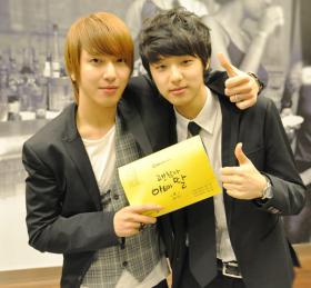 จองยองฮวา (Jung Yong Hwa) ไปเยี่ยมคังมินฮยอค (Kang Min Hyuk) แบบเซอร์ไพร์ส!