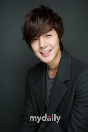 คิมฮยอนจุง (Kim Hyun Joong) ฉลองคริสต์มาสกับเพื่อนผู้ชาย?