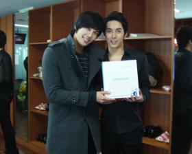 ปาร์คจองมิน (Park Jung Min) ไปเยี่ยมคิมฮยองจุน (Kim Hyung Joon) ที่ละครเพลงเวที!!