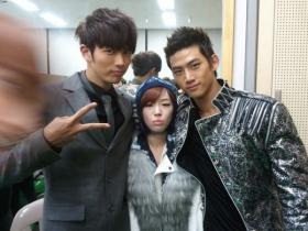 อิมซีลอง (Im Seulong) ถ่ายภาพกับกาอิน (Ga In) และแทคยอน (Taecyeon) 