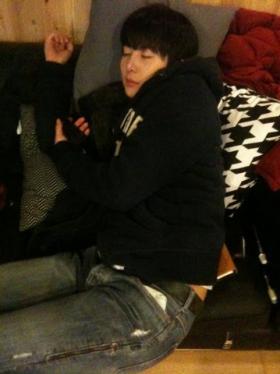 ภาพคิมฮยองจุน (Kim Hyung Joon) ที่อ่อนเพลียทำให้แฟนๆ เป็นห่วง!!