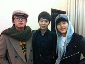 ยูอาอิน (Yoo Ah In), ซงจุงกิ (Song Joong Ki) ถ่ายภาพกับยูชอน (Yoochun) ที่คอนเสิร์ตของ JYJ 