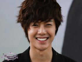 คิมฮยอนจุง (Kim Hyun Joong) สามารถทำให้ยอดประมูลลายเซ็นเขาสูงถึง 12,000 ดอลล่าร์?