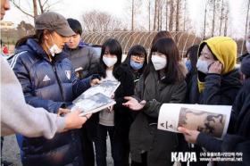 ลีฮโยริ (Lee Hyo Ri), โฮยองแซง (Heo Young Saeng) และคิมคยูจง (Kim Kyu Jong) ไปร่วมงานอาสาช่วย