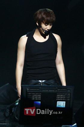 โฮยองแซง (Heo Young Saeng) ทำให้แฟนๆ ตื่นเต้นในความเซ็กซี่?