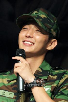 ลีจุนกิ (Lee Jun Ki) รับหน้าที่เป็นดีเจสำหรับรายการวิทยุของกองทัพ