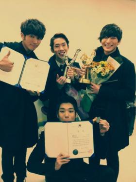 ความรู้สึกของวง 2AM ที่ได้รับรางวัลในงาน Golden Disk Awards ครั้งที่ 25! 
