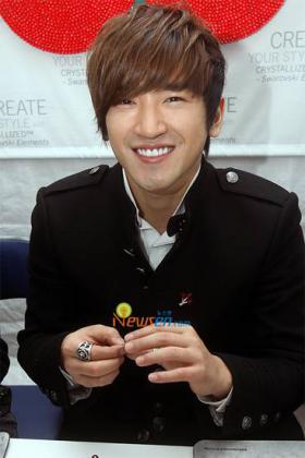 ลีมินวู (Lee Min Woo) ให้ของขวัญ คิมกายอง (Kim Ga Young) 