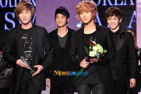 วง SHINee และวง f(x) ได้รางวัลในงาน Korea Best Dresser Swan Awards ครั้งที่ 26 