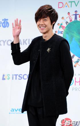 คิมฮยอนจุง (Kim Hyun Joong) บริจาคเครื่องแต่งกายที่สวมในงานพิธีเปิดเอเชี่ยนเกมส์