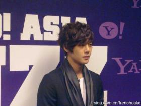คิมฮยอนจุง (Kim Hyun Joong) เดินทางไปรับรางวัลงาน Yahoo Buzz Award 2010!