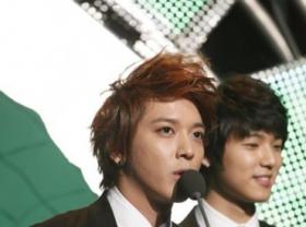 แฟนๆ ของจองยองฮวา (Jung Yong Hwa) เตรียมอาหารเย็นมาให้ทั้งสมาชิกในวงและทีมงาน 
