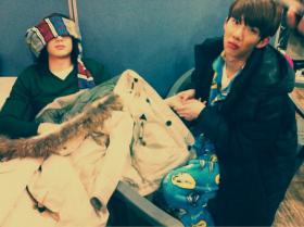 โจควอน (Jo Kwon) นวดมือให้กับนิชคุณ (Nichkhun)?