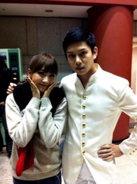 ฮีชอล (Hee Chul) ถ่ายภาพกับคังจิยอง (Kang Ji Young) 