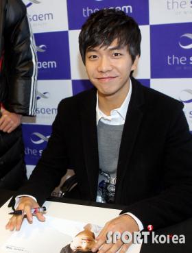 ลีซึงกิ (Lee Seung Gi) ไปร่วมงานแจกลายเซ็นให้กับ The Saem