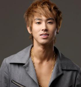 ยูนโฮ (Yunho) บริจาคข้าวสารประมาณ 3,000 ดอลล่าร์สหรัฐฯ 