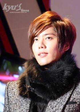 วีดีโอคิมคยูจง (Kim Kyu Jong) จากการเป็นพิธีกรพิเศษในงาน Mnet Super Concert!