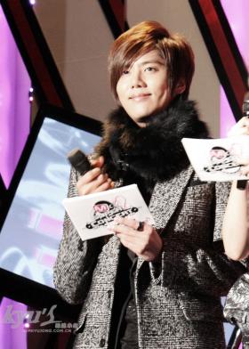 ภาพคิมคยูจง (Kim Kyu Jong) เป็นพิธีกรพิเศษในงาน M Super Concert 
