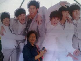 นิชคุณ (Nichkhun) อัพโหลดภาพของแม่ของเขา