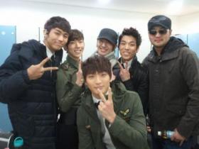 วง 2AM ถ่ายภาพกับซอนโฮยอง (Son Ho Young) และคิมแตวู (Kim Tae Woo) 