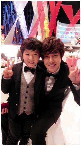 คิมฮยอนจุง (Kim Hyun Joong) ถ่ายภาพกับจีฮูน้อย
