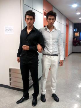 ซีลอง (Seulong) ถ่ายภาพกับแทคยอน (Taecyeon) หลังเวทีงาน MBC Gayo DaeJun