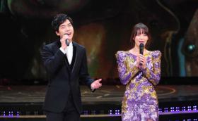 ลีซึงกิ (Lee Seung Gi) และชินมินอา (Shin Min Ah) ร้องเพลงในงาน 2010 SBS Drama Awards 