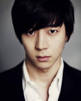 ปาร์คยูฮวาน (Park Yoo Hwan) ที่เป็นน้องชายของยูชอน (Yoochun) แสดงละครเรื่อง Shiny Shiny Shining