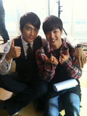 ซงซึงฮุน (Song Seung Hun) ถ่ายภาพกับคิควาง (Ki Kwang)?