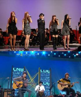 วง SISTAR และ C.N.Blue ไปร่วมงาน A Concert for the Beautiful (ICON) 