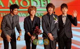 วง SHINee คว้ารางวัล BBF Popular Singer Award!
