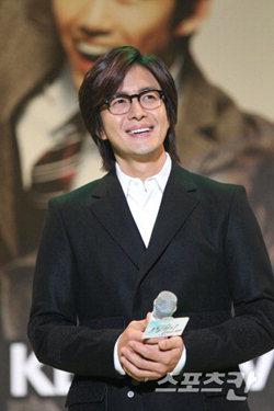 เบยองจุน (Bae Yong Joon) ยกเลิกตารางงานเพื่อรับการรักษา