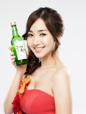 ปาร์คมินยอง (Park Min Young) เป็นพรีเซ็นเตอร์โฆษณาโซจู Jinro 