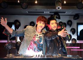 ภาพนิชคุณ (Nichkhun) และ Wilber Pan ในการถ่ายทำ MV