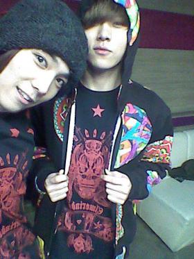 ลีฮงกิ (Lee Hong Ki) ถ่ายภาพกับจุนฮยอง (Jun Hyung) 