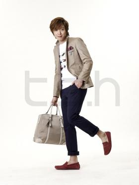 จองยองฮวา (Jung Yong Hwa) เป็นพรีเซ็นเตอร์ให้กับเครื่องแต่งกายชาย t.s.h