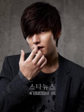 ลีมินโฮ (Lee Min Ho) ทักทายแฟนๆ ของเขาสำหรับเทศกาลปีใหม่เกาหลี