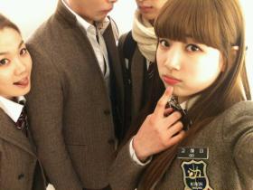 Suzy ถ่ายภาพของเธอกับเพื่อนๆ นักแสดงเรื่อง Dream High